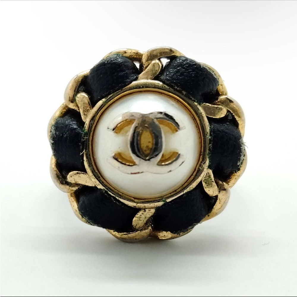 Vintage Chanel Camelia Womens Ring Leather Quilted Black and Yellow Gold Harware